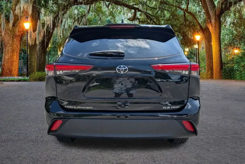 2022 Toyota Highlander XLE photo 1