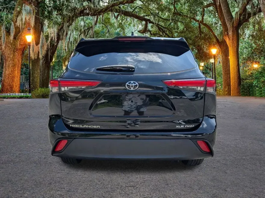 2022 Toyota Highlander XLE photo 1