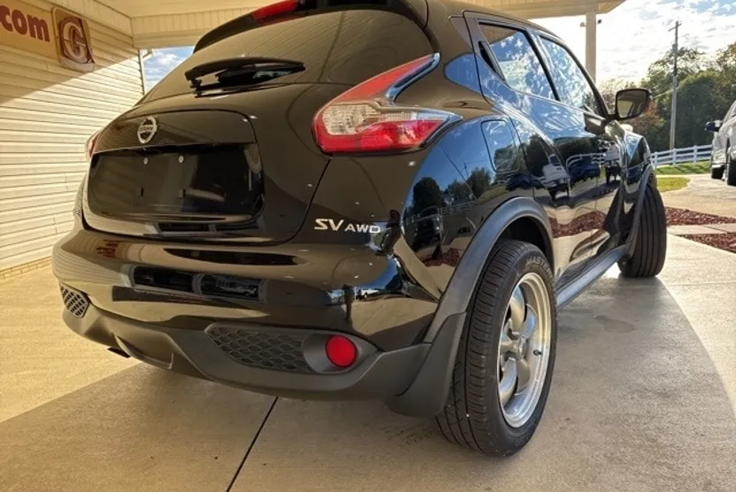 2015 Nissan Juke SV photo 1