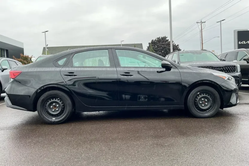 2023 Kia Forte LX photo 1
