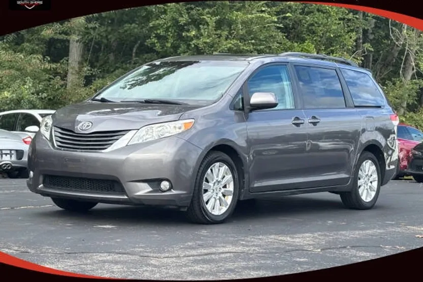 2011 Toyota Sienna XLE photo 1