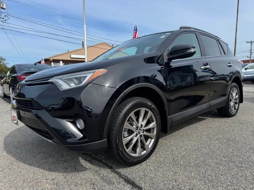 2017 Toyota RAV4 Limited photo 1