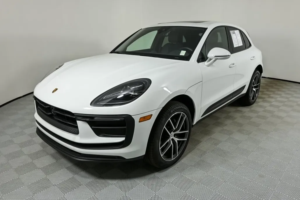 2025 Porsche Macan T photo 1