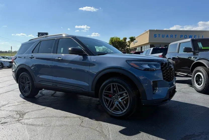 2025 Ford Explorer ST-Line photo 1