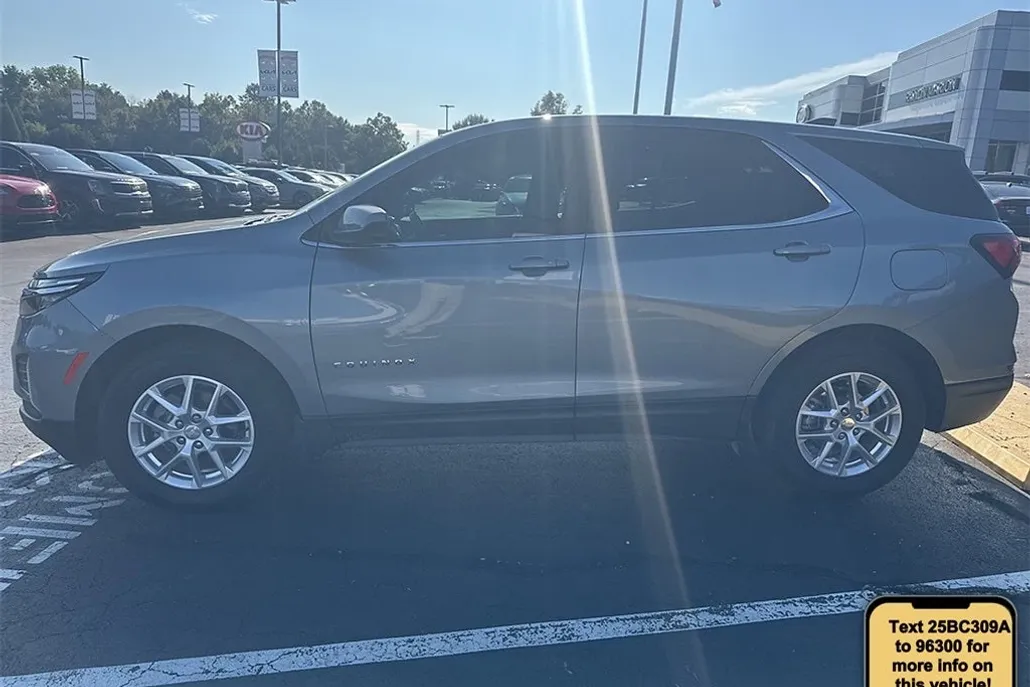 2024 Chevrolet Equinox LT photo 1