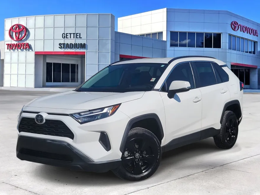 2022 Toyota RAV4 XLE photo 1