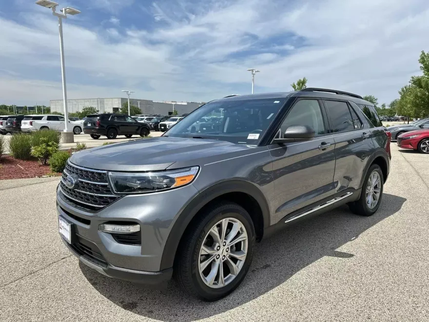 2023 Ford Explorer XLT photo 1
