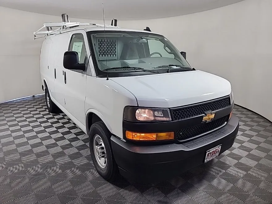 2025 Chevrolet Express Cargo 3500 photo 1