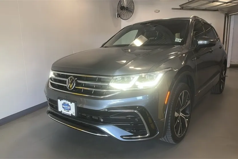 2022 Volkswagen Tiguan SEL Premium R-Line photo 1
