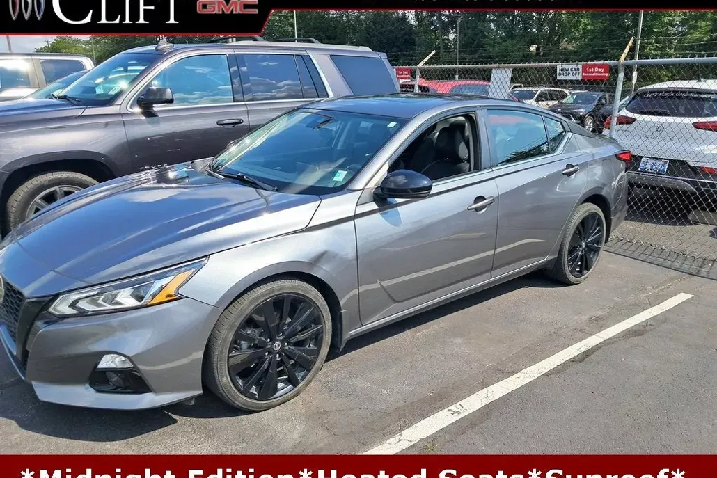 2022 Nissan Altima SR photo 1