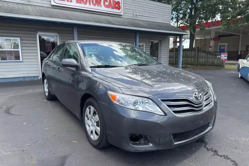 2010 Toyota Camry LE photo 1