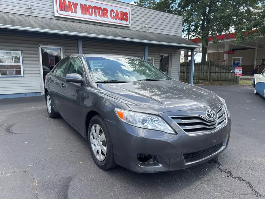 2010 Toyota Camry LE photo 1