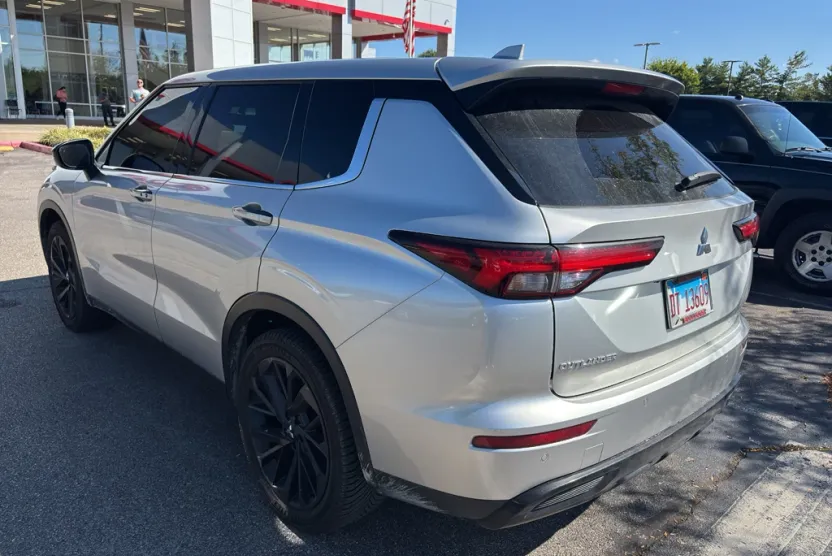 2022 Mitsubishi Outlander Black Edition photo 1