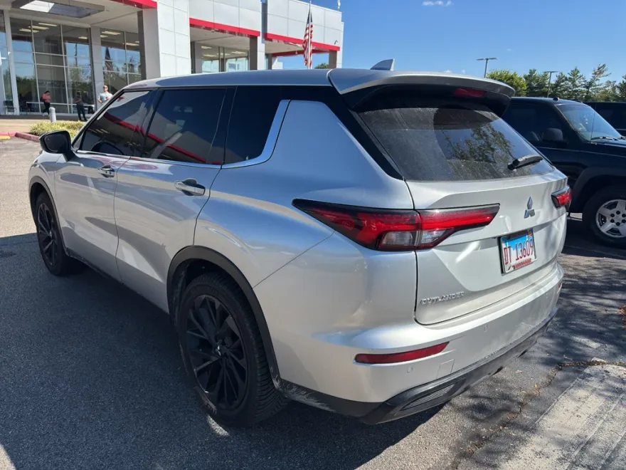 2022 Mitsubishi Outlander Black Edition photo 1