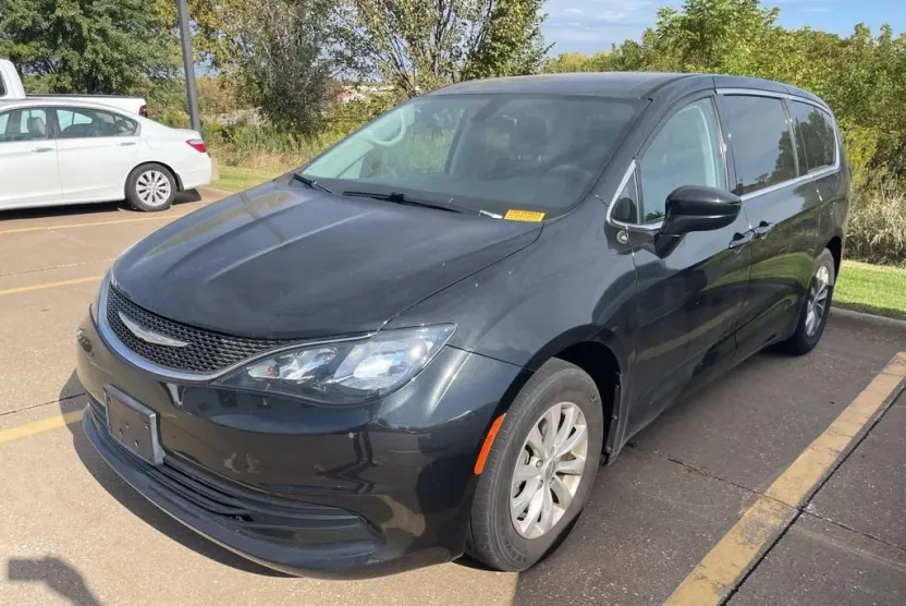 2017 Chrysler Pacifica Touring photo 1