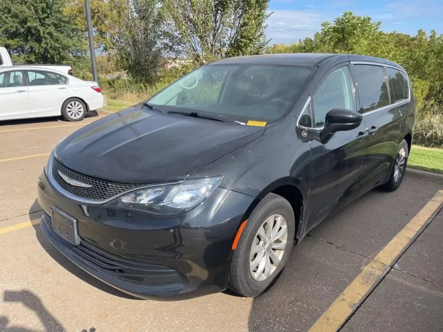 2017 Chrysler Pacifica Touring photo 1