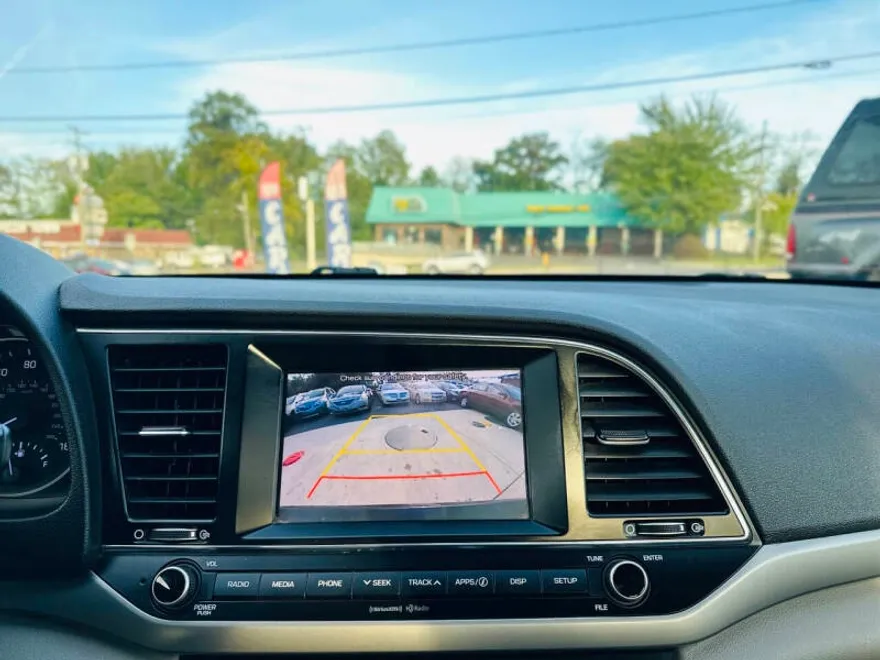 2018 Hyundai Elantra SEL photo 1