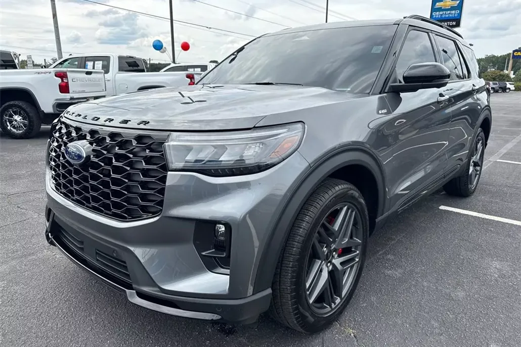2025 Ford Explorer ST-Line photo 1