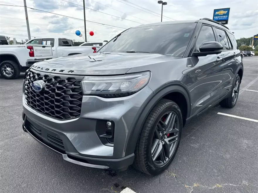 2025 Ford Explorer ST-Line photo 1