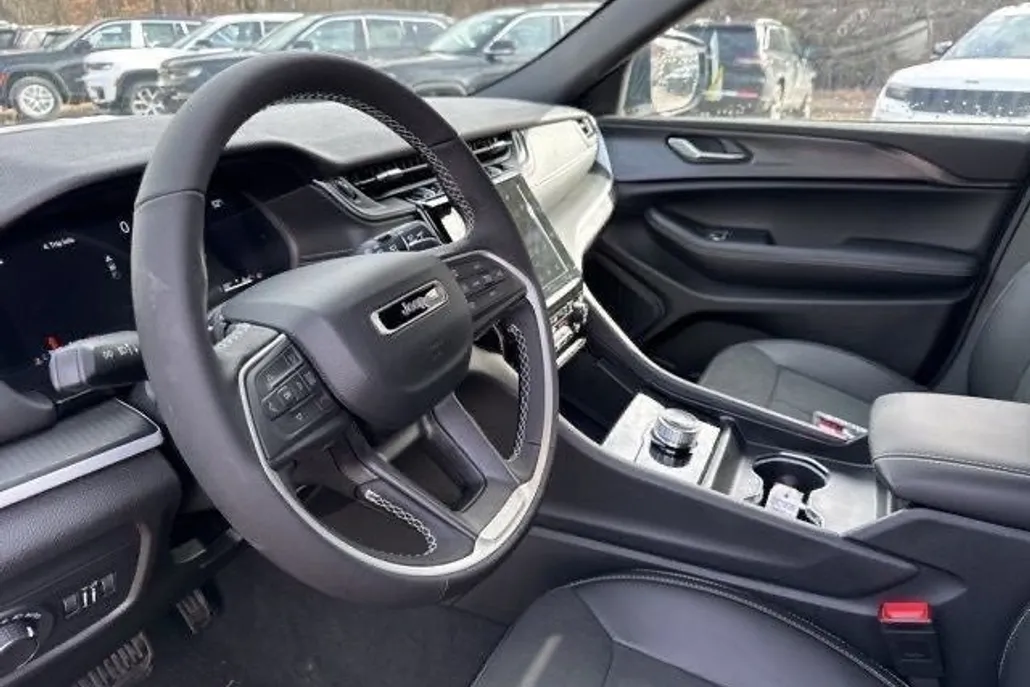 2025 Jeep Grand Cherokee Altitude photo 1