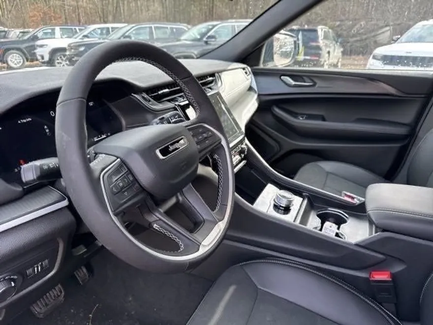 2025 Jeep Grand Cherokee Altitude photo 1