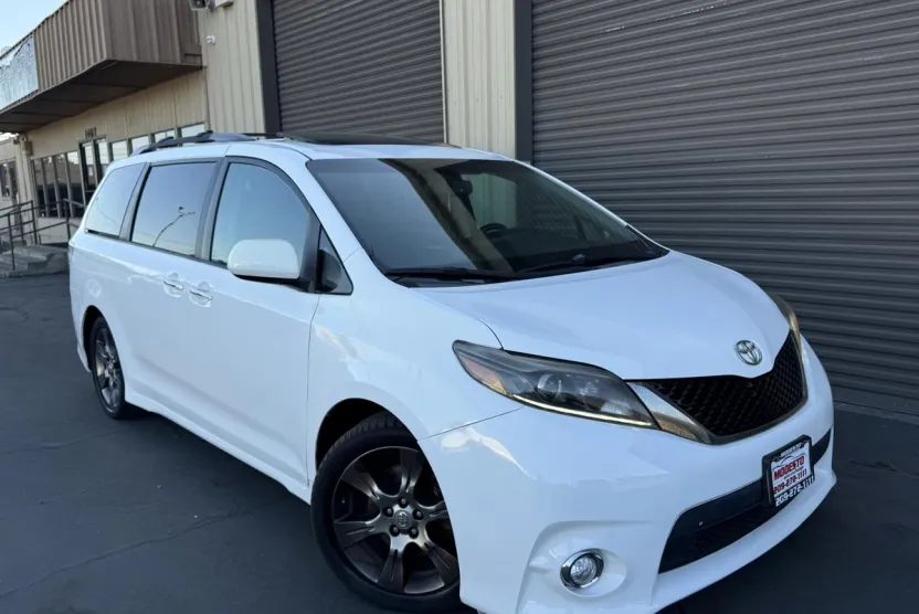 2015 Toyota Sienna photo 1