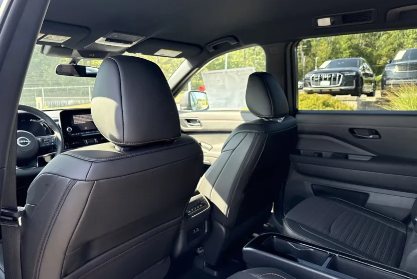 2025 Nissan Pathfinder SV photo 1