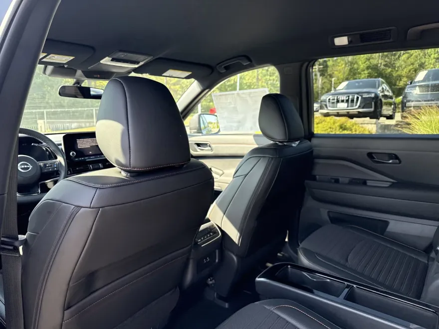 2025 Nissan Pathfinder SV photo 1