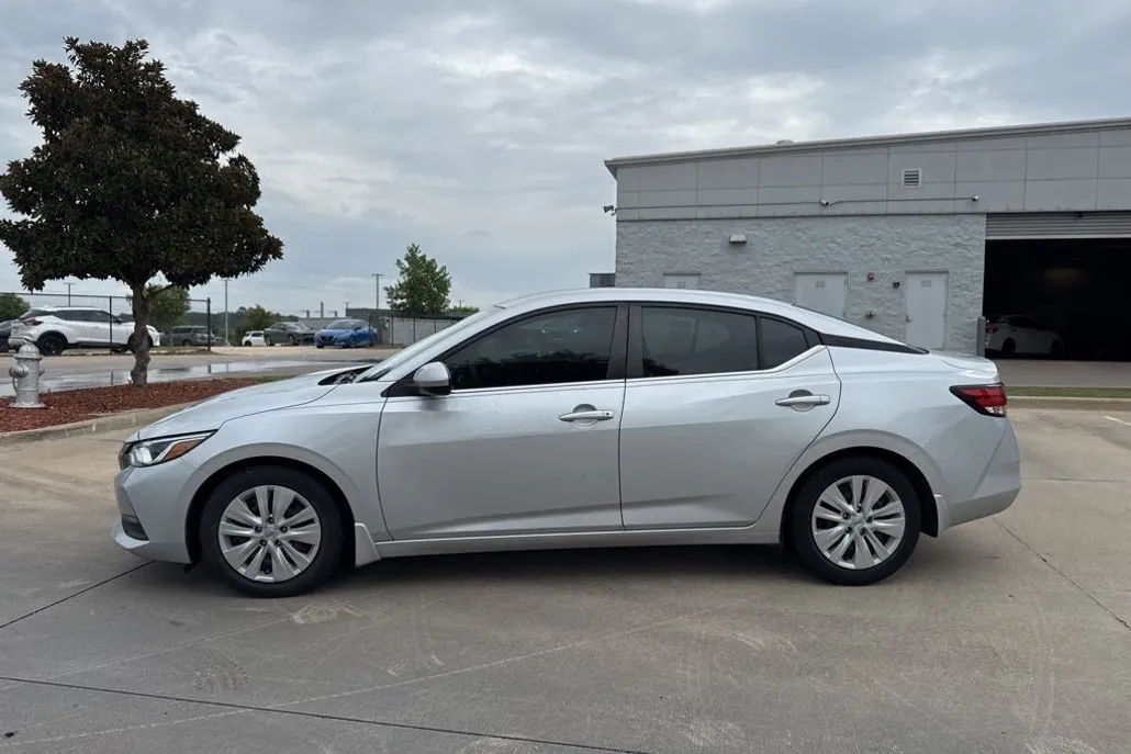 2022 Nissan Sentra S photo 1