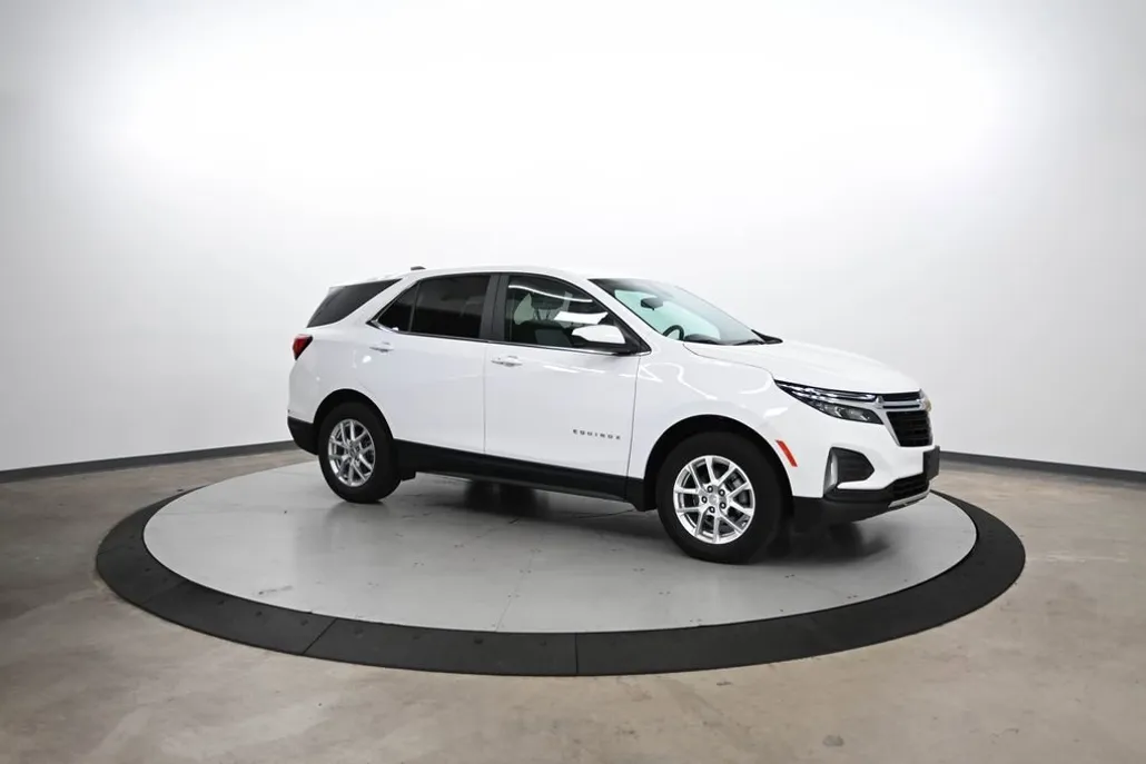2024 Chevrolet Equinox LT photo 1