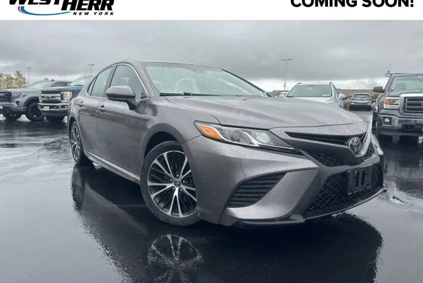 2019 Toyota Camry SE photo 1