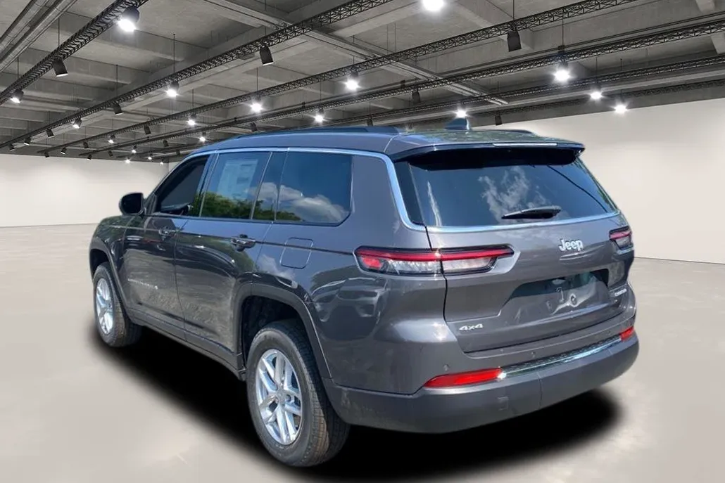 2025 Jeep Grand Cherokee Laredo photo 1