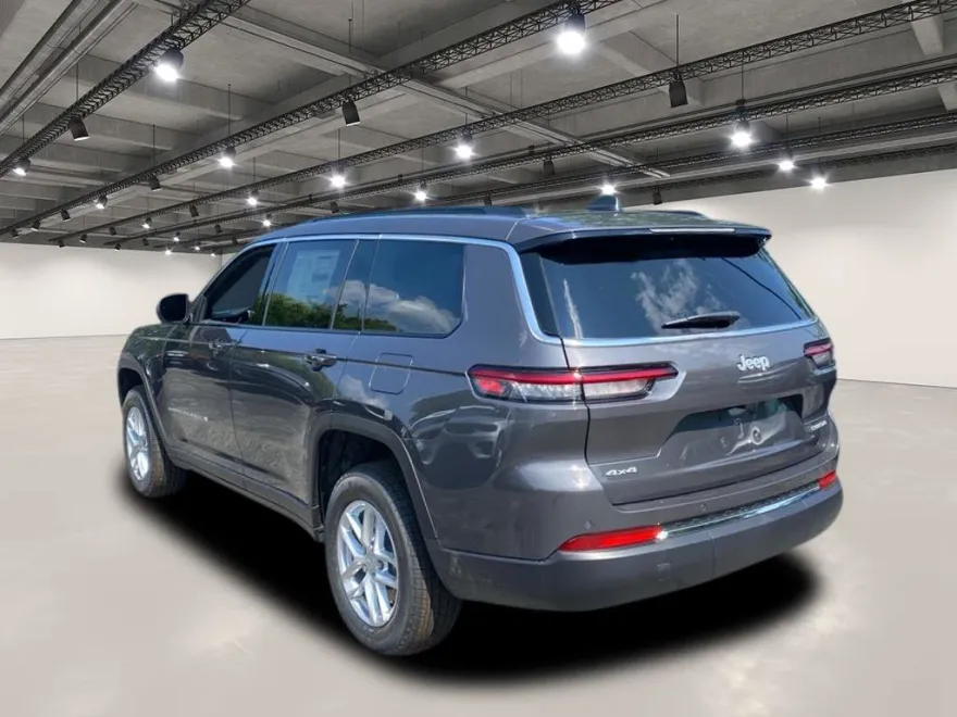 2025 Jeep Grand Cherokee Laredo photo 1