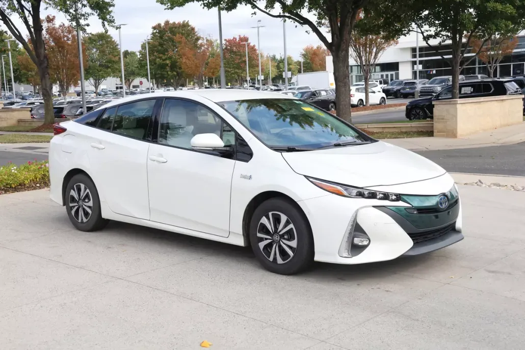 2017 Toyota Prius Prime Advanced photo 1