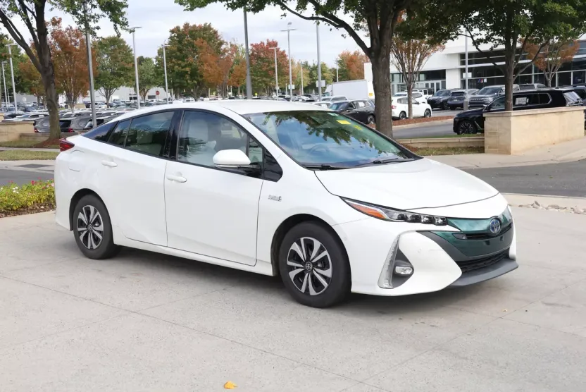2017 Toyota Prius Prime Advanced photo 1