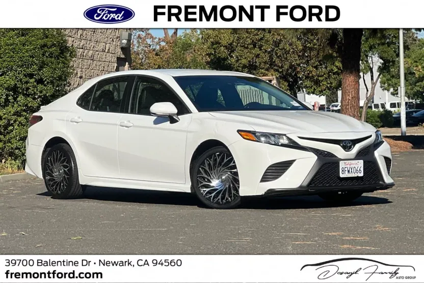 2018 Toyota Camry SE photo 1