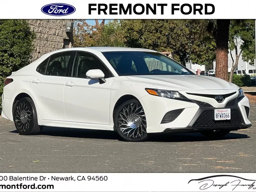 2018 Toyota Camry SE photo 1