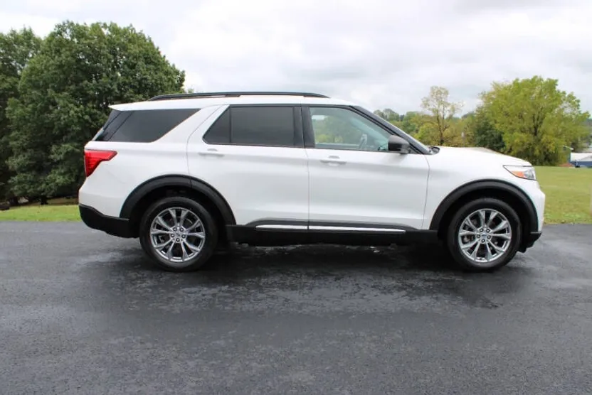 2021 Ford Explorer XLT photo 1