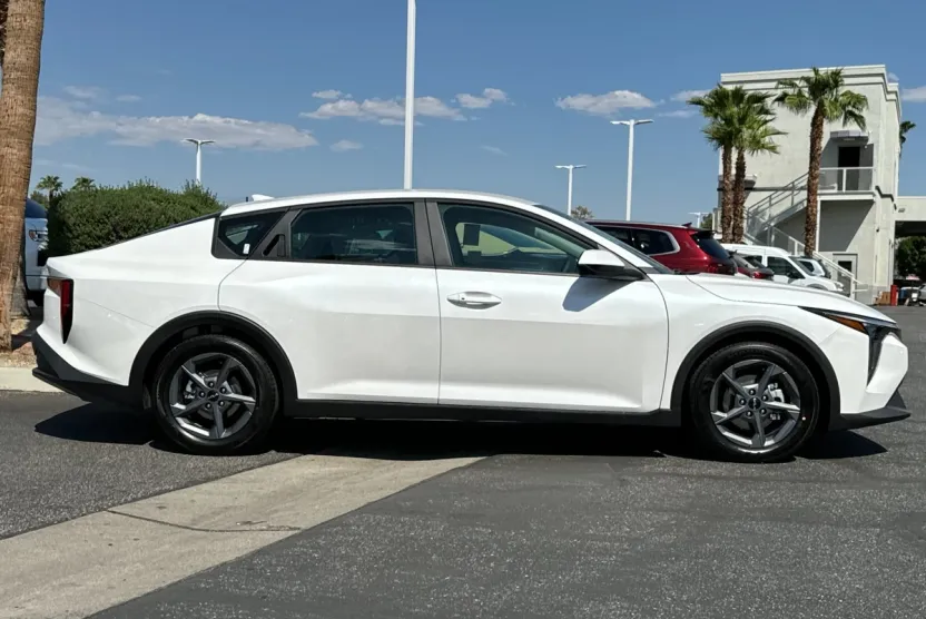 2025 Kia K4 LXS photo 1