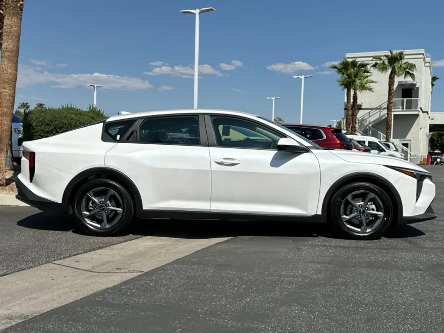 2025 Kia K4 LXS photo 1