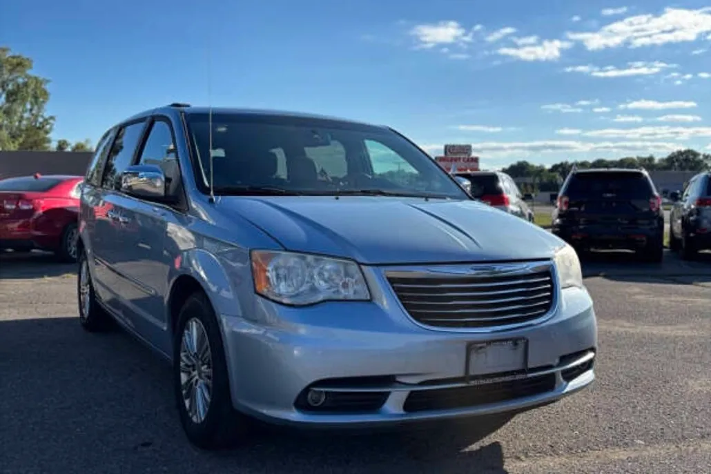 2013 Chrysler Town & Country photo 1