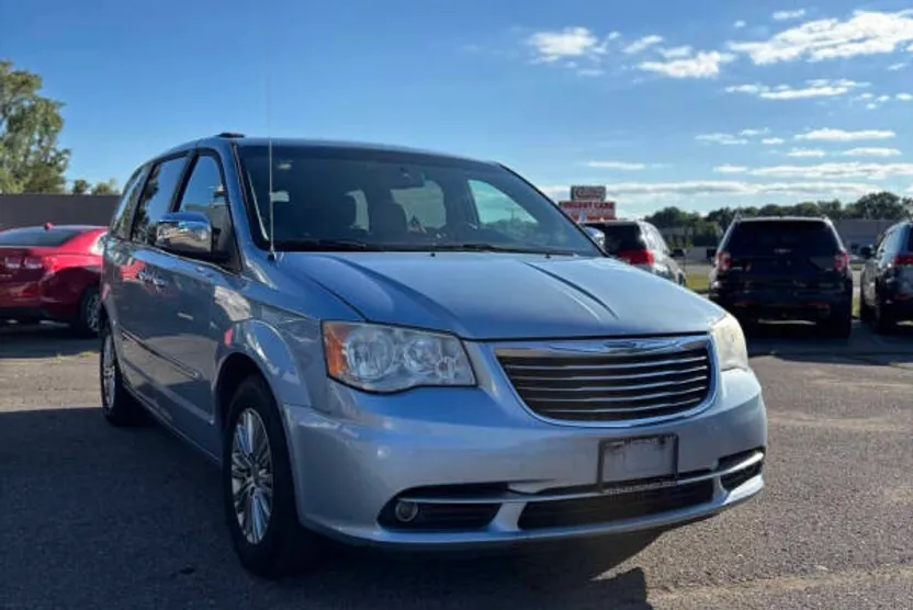 2013 Chrysler Town & Country photo 1