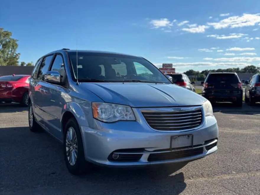 2013 Chrysler Town & Country photo 1