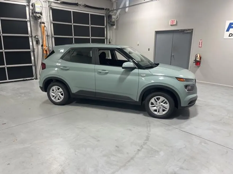 2026 Hyundai Venue SE photo 1