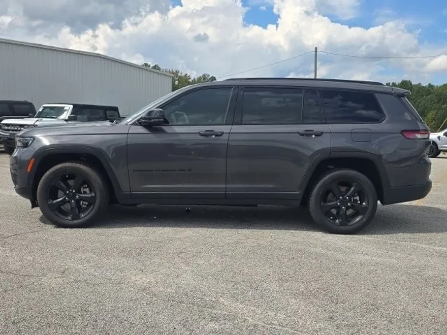 2023 Jeep Grand Cherokee Altitude photo 1