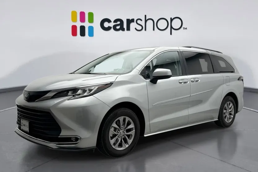 2023 Toyota Sienna XLE photo 1