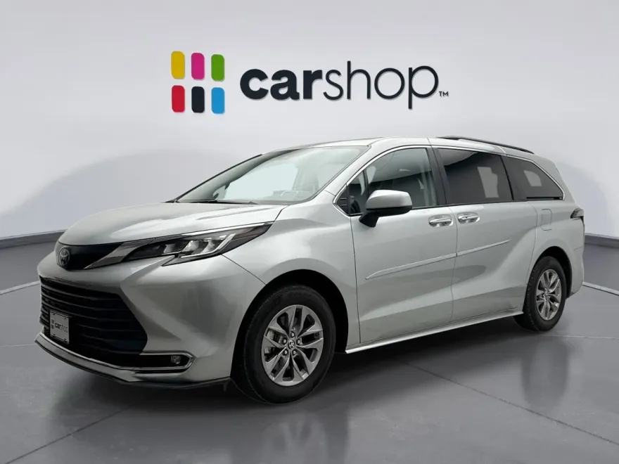 2023 Toyota Sienna XLE photo 1