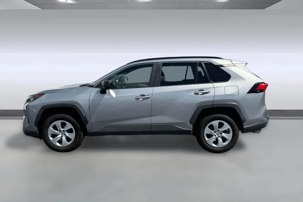 2020 Toyota RAV4 LE photo 1