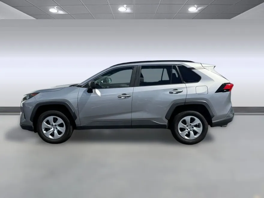 2020 Toyota RAV4 LE photo 1