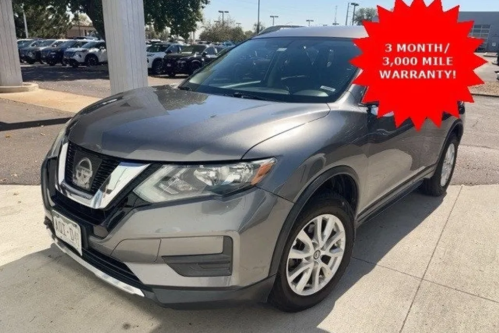 2017 Nissan Rogue SV photo 1